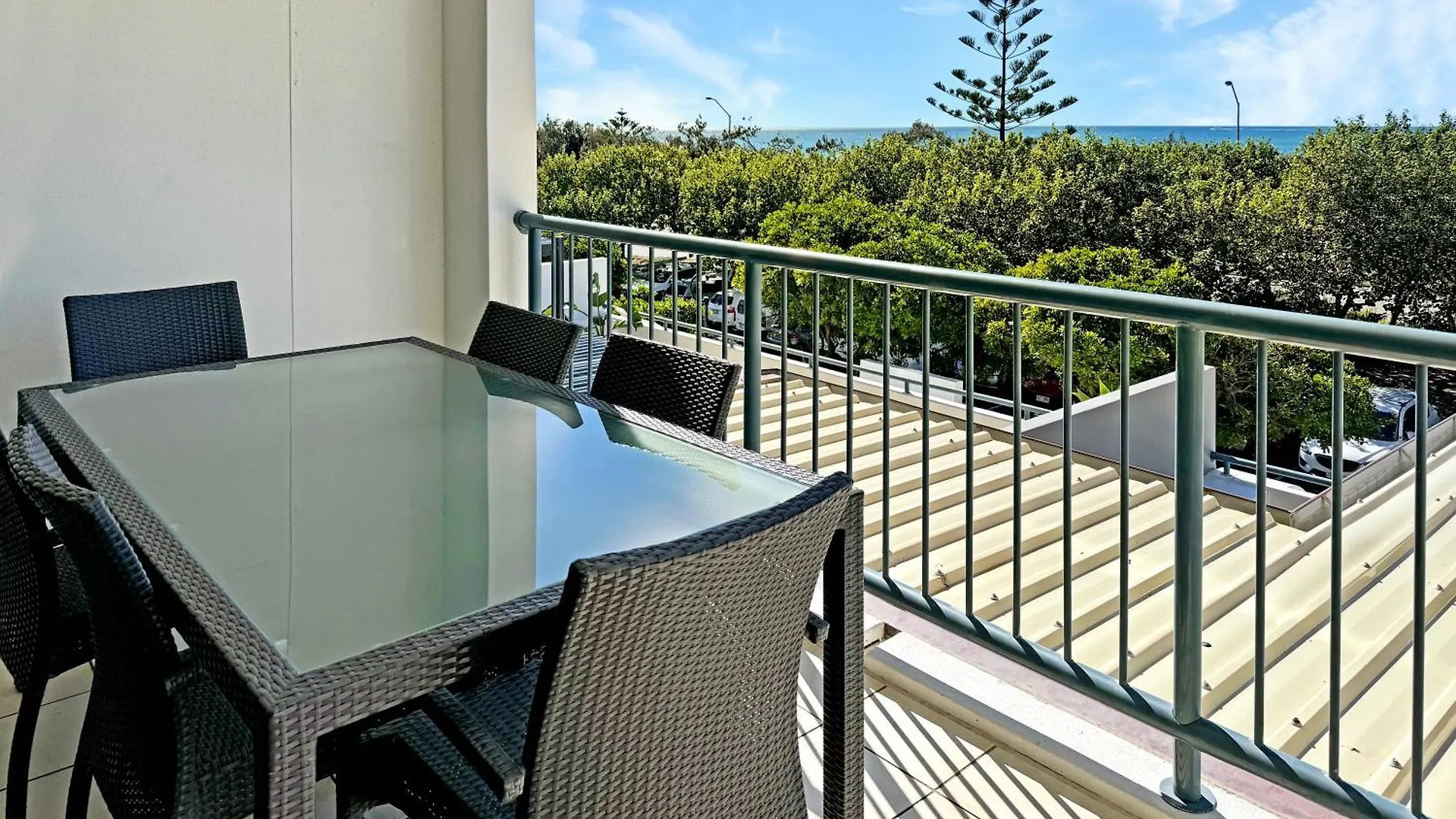 Unwind In Coastal Resort -1 Bedroom Alexandra Headland Apartment