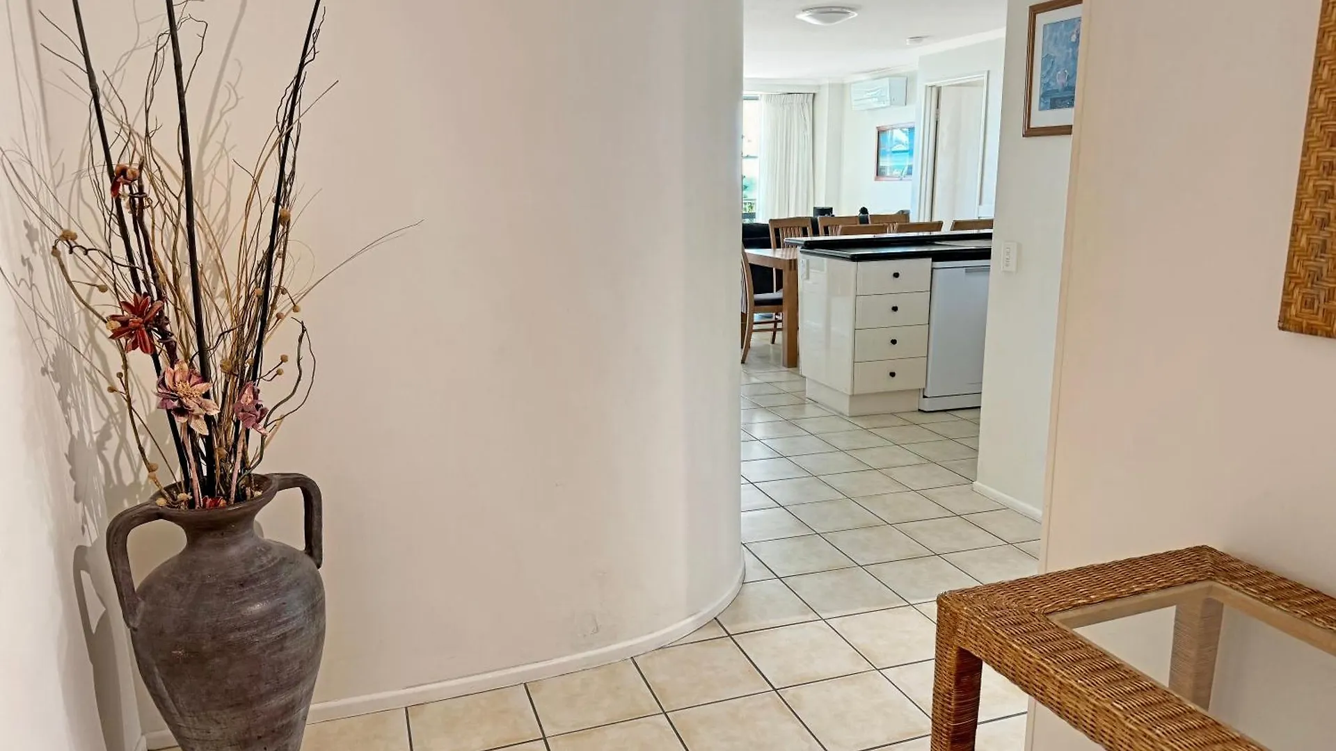 Unwind In Coastal Resort -1 Bedroom Alexandra Headland Apartment