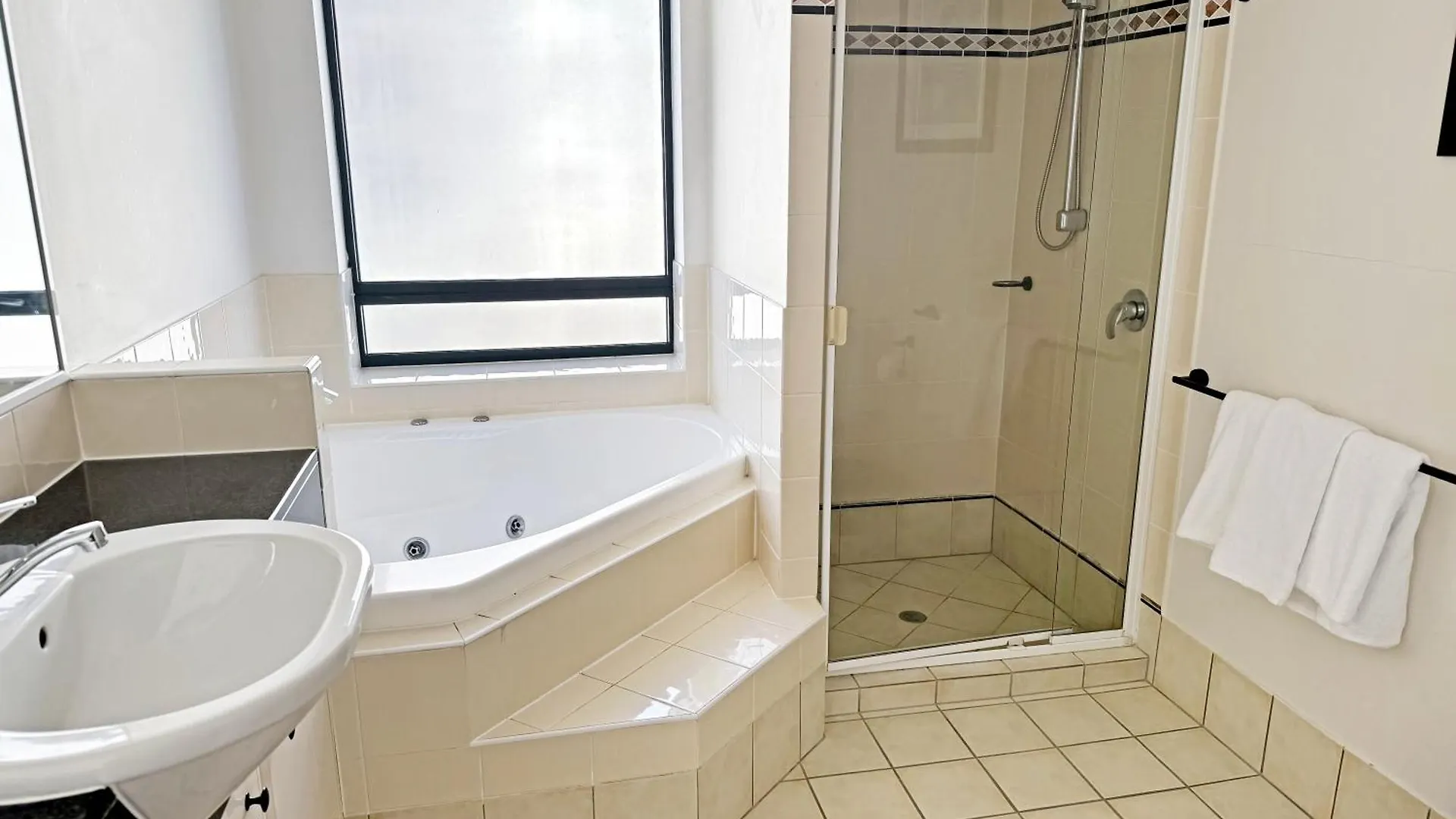 Unwind In Coastal Resort -1 Bedroom Alexandra Headland